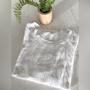 Vuori Tshirt Size Small S EUC Sunset Tee White Camo